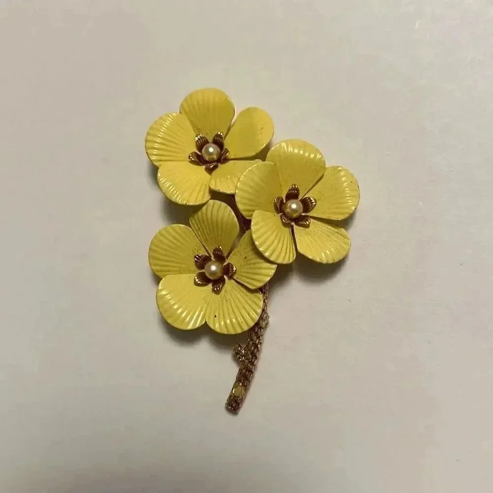 Vintage Sarah Coventry Brooch Enamel Yellow Flower Metal Blossoms - Picture 2 of 7